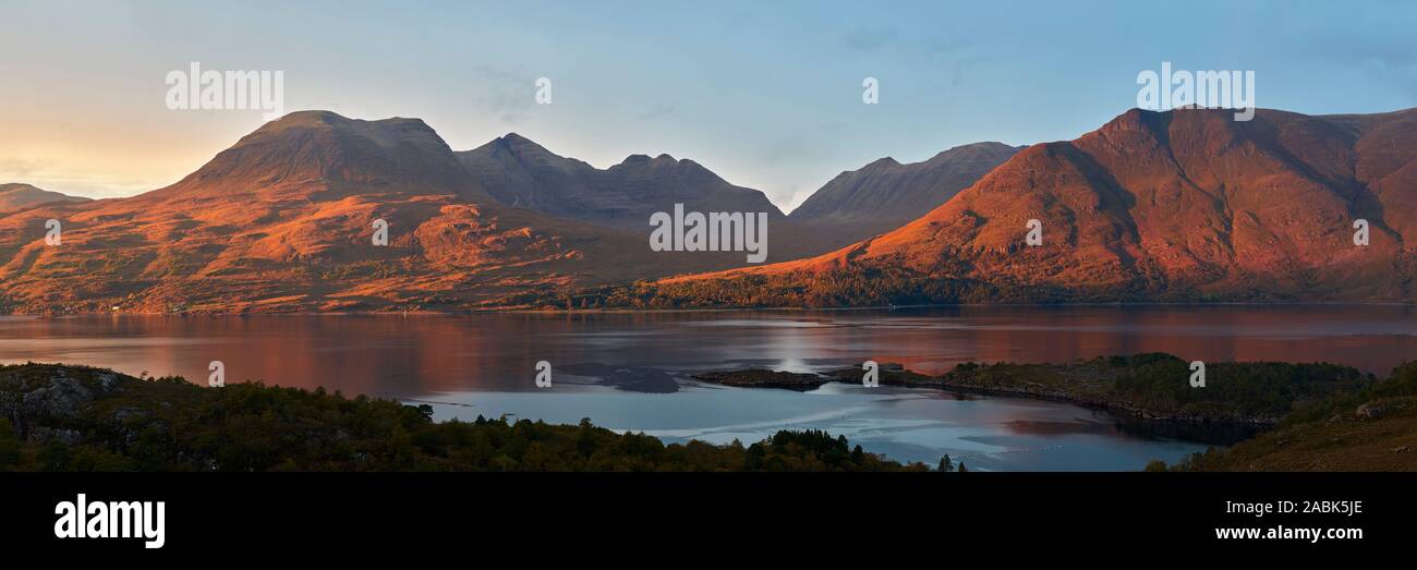 Beinn Alligin über obere Loch Torridon, Torridon, Wester Ross, Highland, Schottland. Panorama Stockfoto