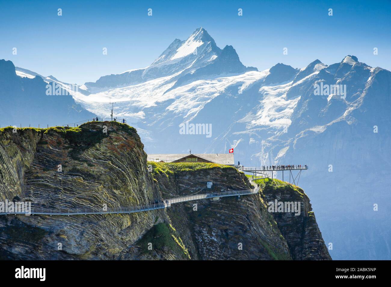 Schweizer Alpen. Die Berge Schreckhorn (4078 m) und Finsteraarhorn (4274 m) mit dem Aussichtspunkt Plattform Erste Klippe entfernt. Berner Alpen, Schweiz Stockfoto