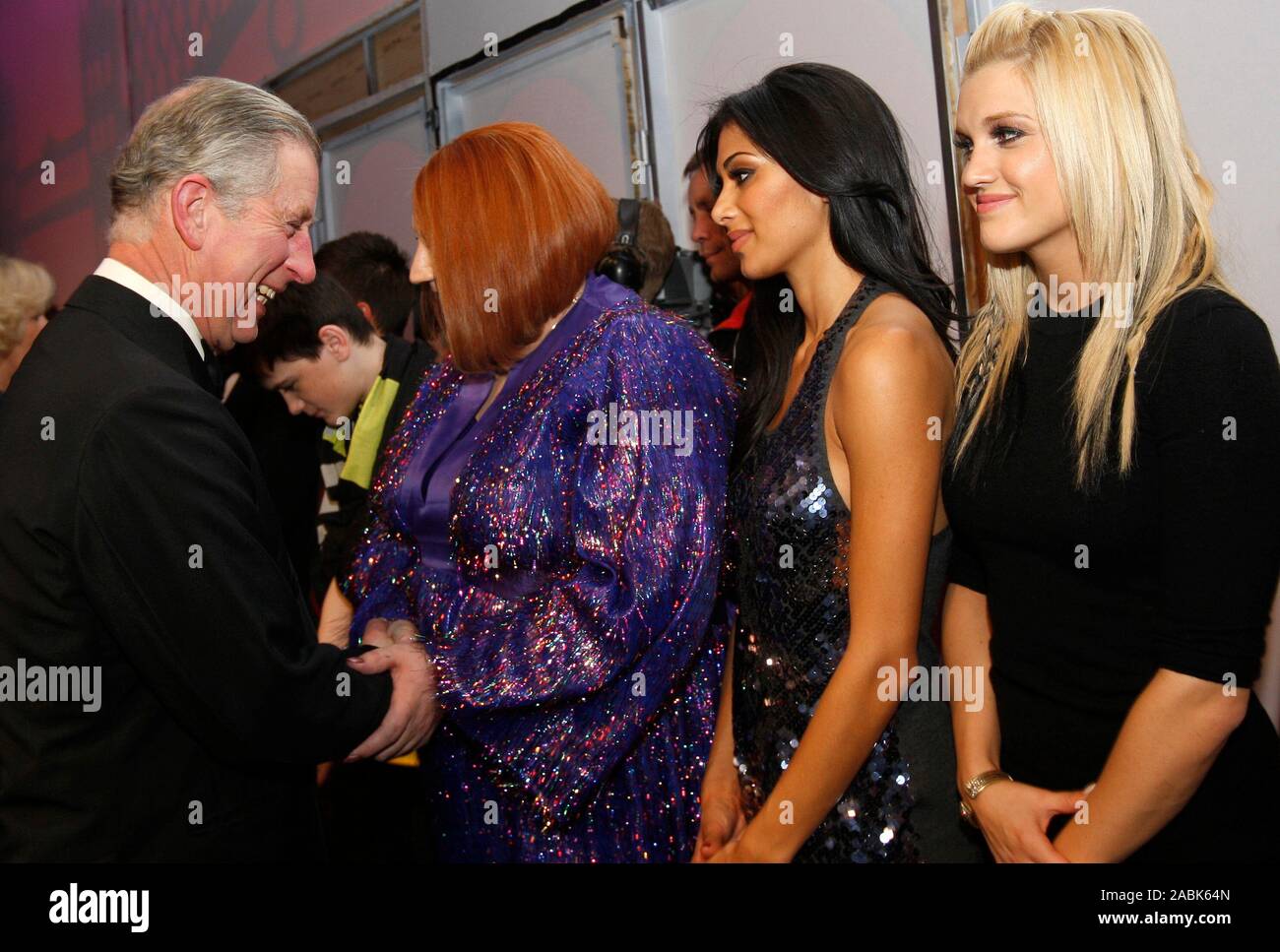 Foto vom 12/12/08 des Prinzen von Wales (links) treffen Pop Gruppe Pussycat Dolls backstage an der Königlichen Vielfalt Leistung im Palladium Theater in London. Die Gruppe haben eine Reunion Tour durch Großbritannien und Irland im April 2020 angekündigt - 10 Jahre seit ihrer Split. Stockfoto