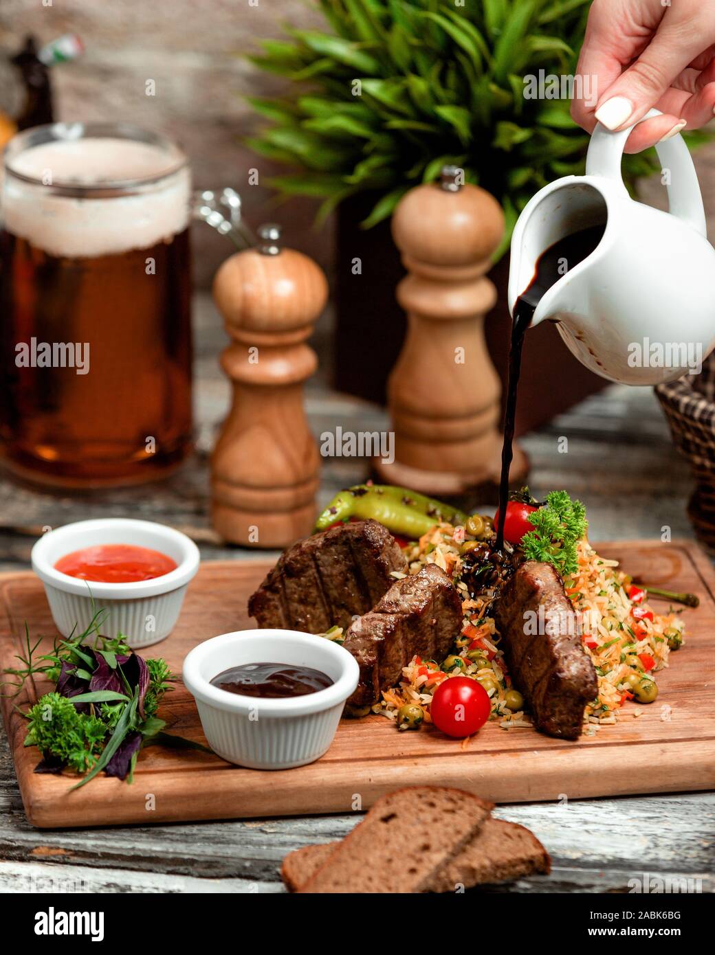 Gemischter Salat garniert mit gerösteten Scheiben treffen Stockfoto