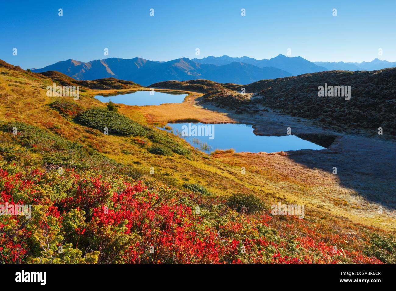 Die Pascuminersee und die Bischolasee, Bergseen in den Bündner Alpen, im Spätherbst. Graubünden, Schweiz Stockfoto
