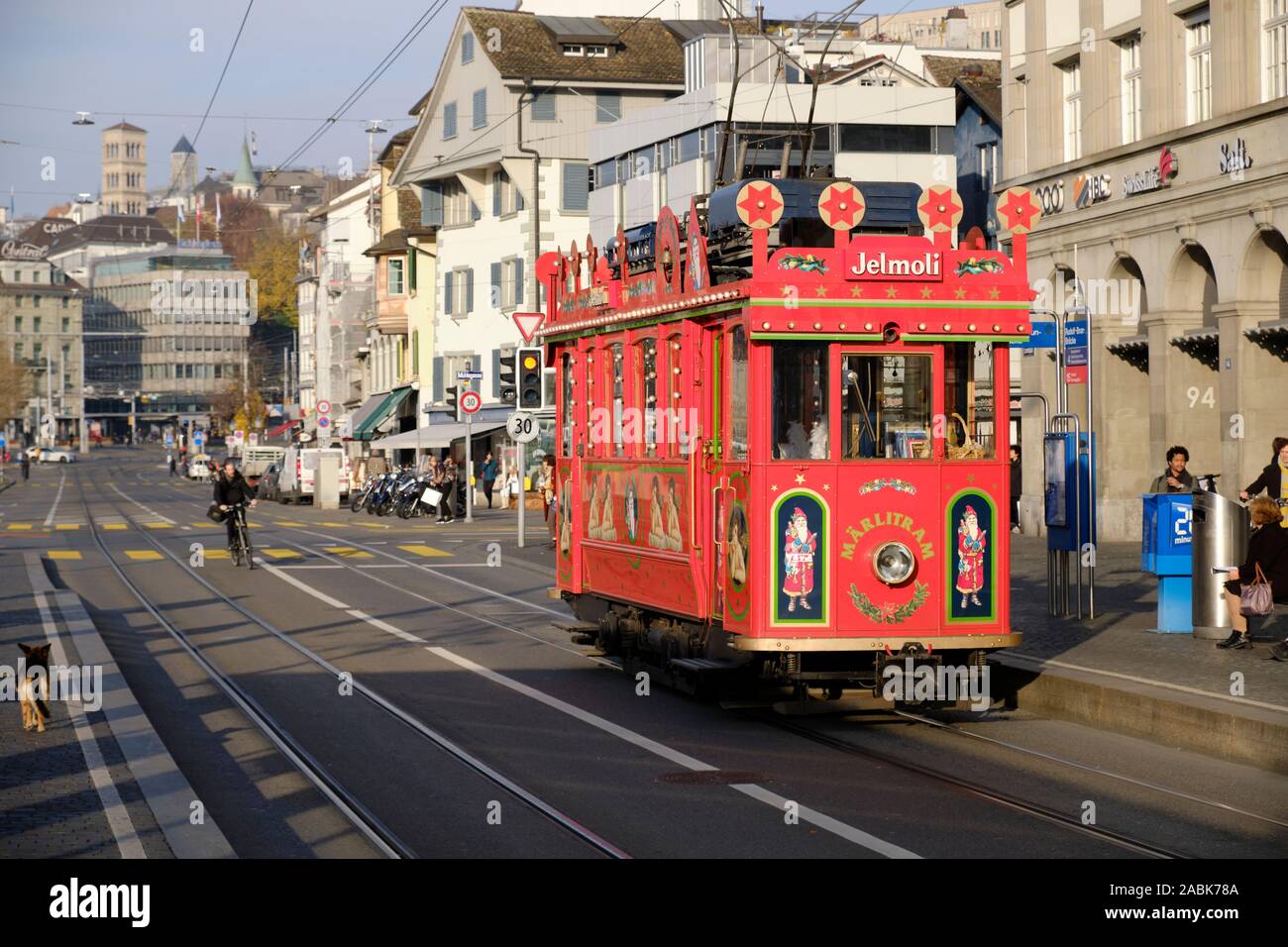 Die Marlitram Straßenbahn, ein Weihnachten festliche Straßenbahn entlang gehen auf die Sonne beleuchtet Straße entlang des Flusses Seite von Zürich, Schweiz Stockfoto