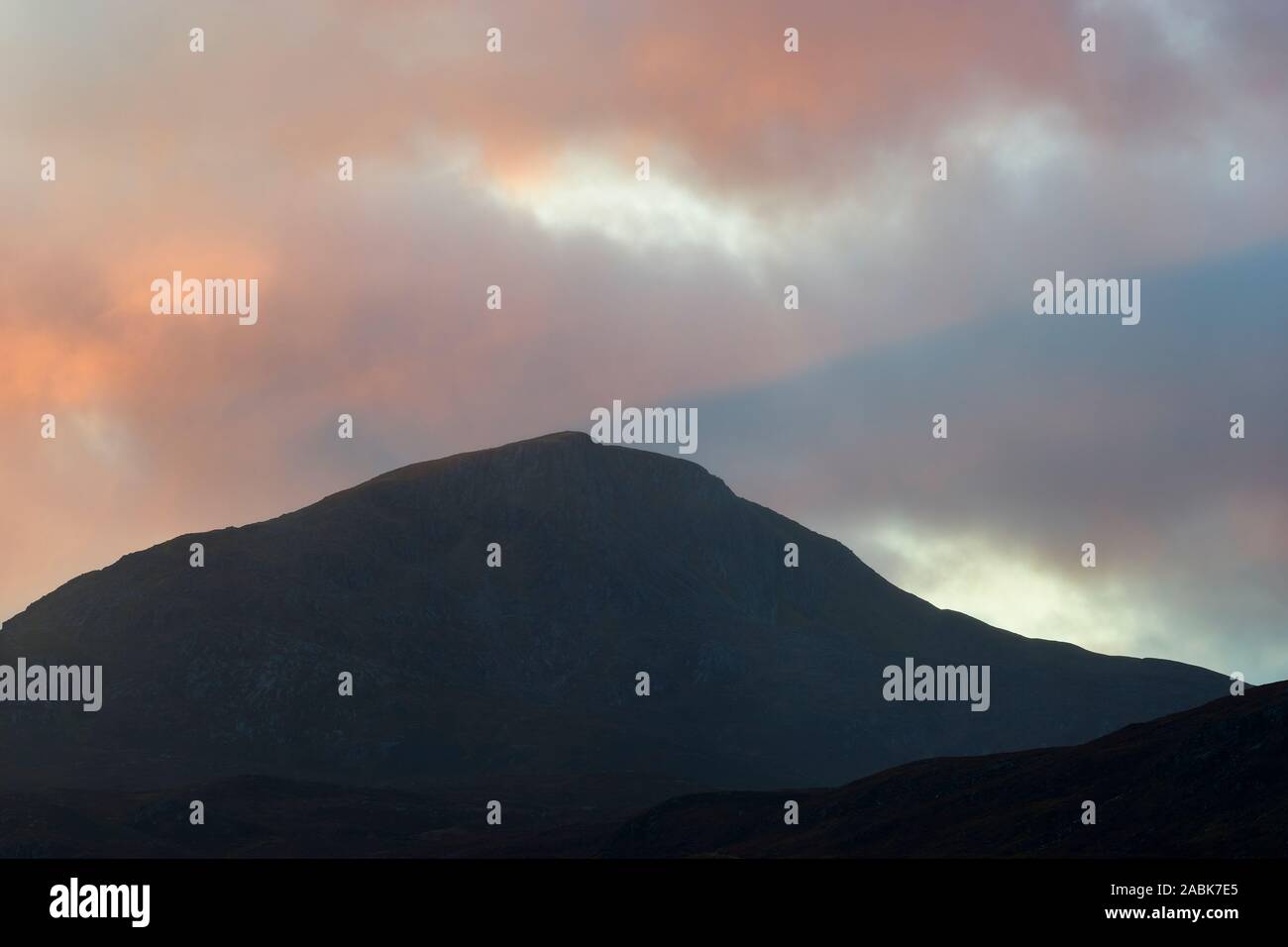 Strahl des Sonnenlichts über Sgurr na Lapaich, bei Sonnenuntergang, Glen Affric, Inverness, Highland, Schottland. Stockfoto