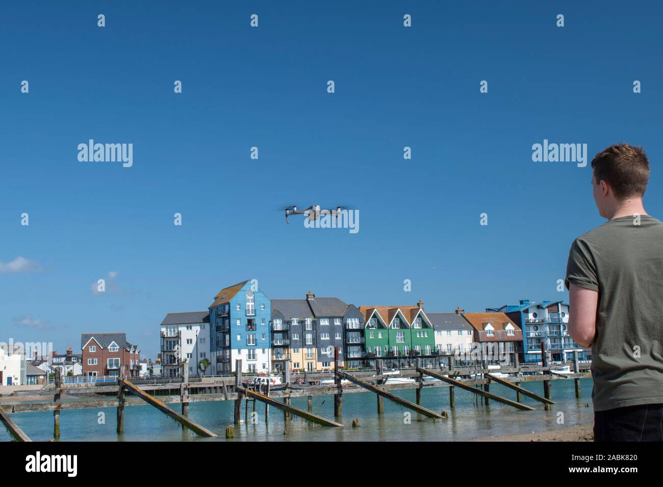 Pilot Controlling eine Drohne auf Ansatz auf den Strand zu landen. Stockfoto