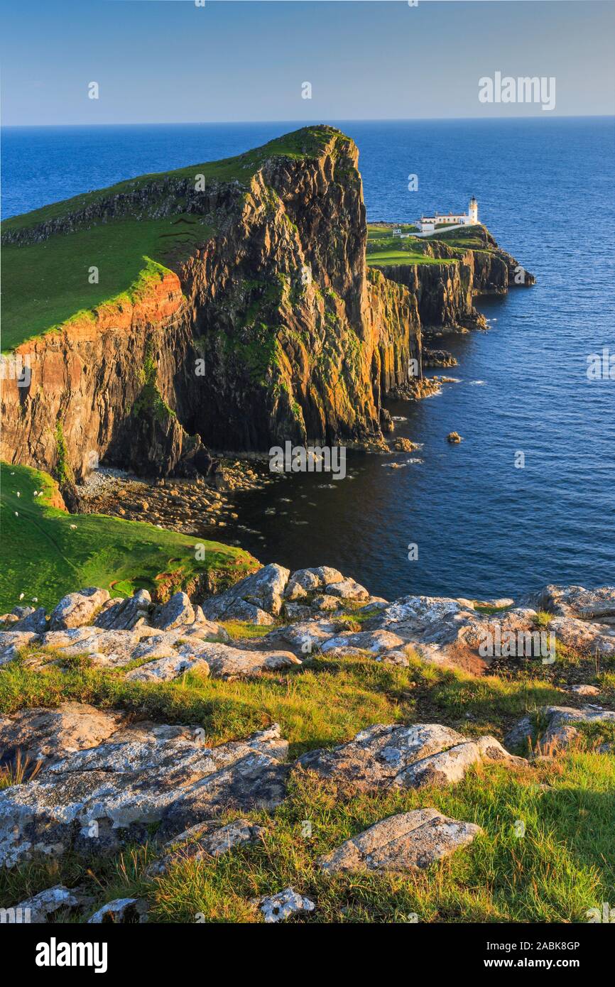 Landschaftlich Punkt und Leuchtturm am Abend Licht, Isle Of Skye, Schottland, Großbritannien. Stockfoto