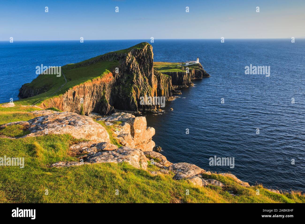 Landschaftlich Punkt und Leuchtturm am Abend Licht, Isle Of Skye, Schottland, Großbritannien. Stockfoto