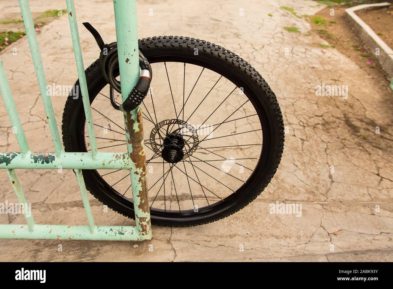 Bleibt eines gestohlenen Fahrrad zu einem Zaun gesperrt Stockfoto