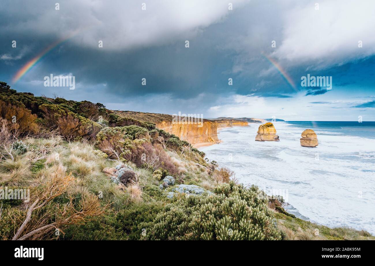 Zwölf Apostel, Great Ocean Road National Park, Victoria, Australien. Rainbow Stockfoto