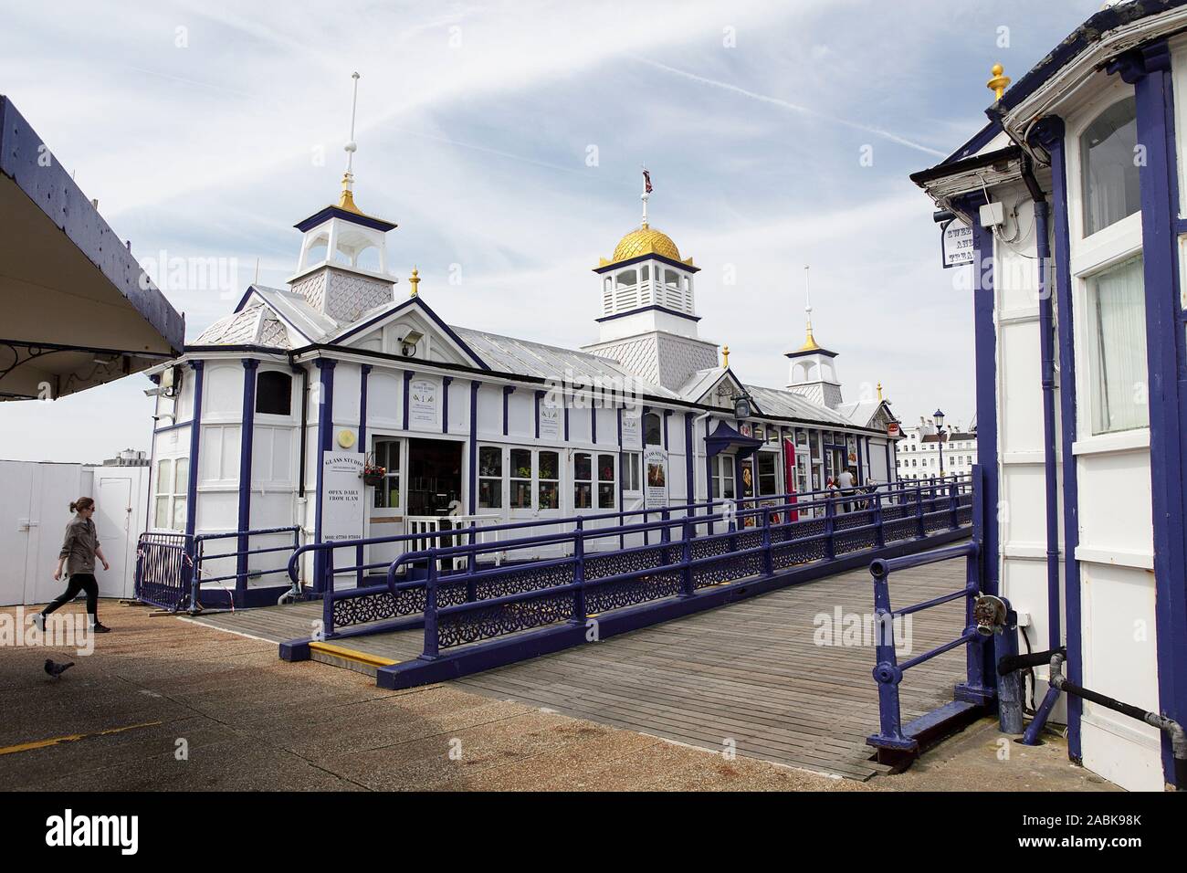 Hier Angesehen von der Eastbourne Pier ist der unverwechselbare Viktorianische Architektur der 1870er Jahre. Stockfoto