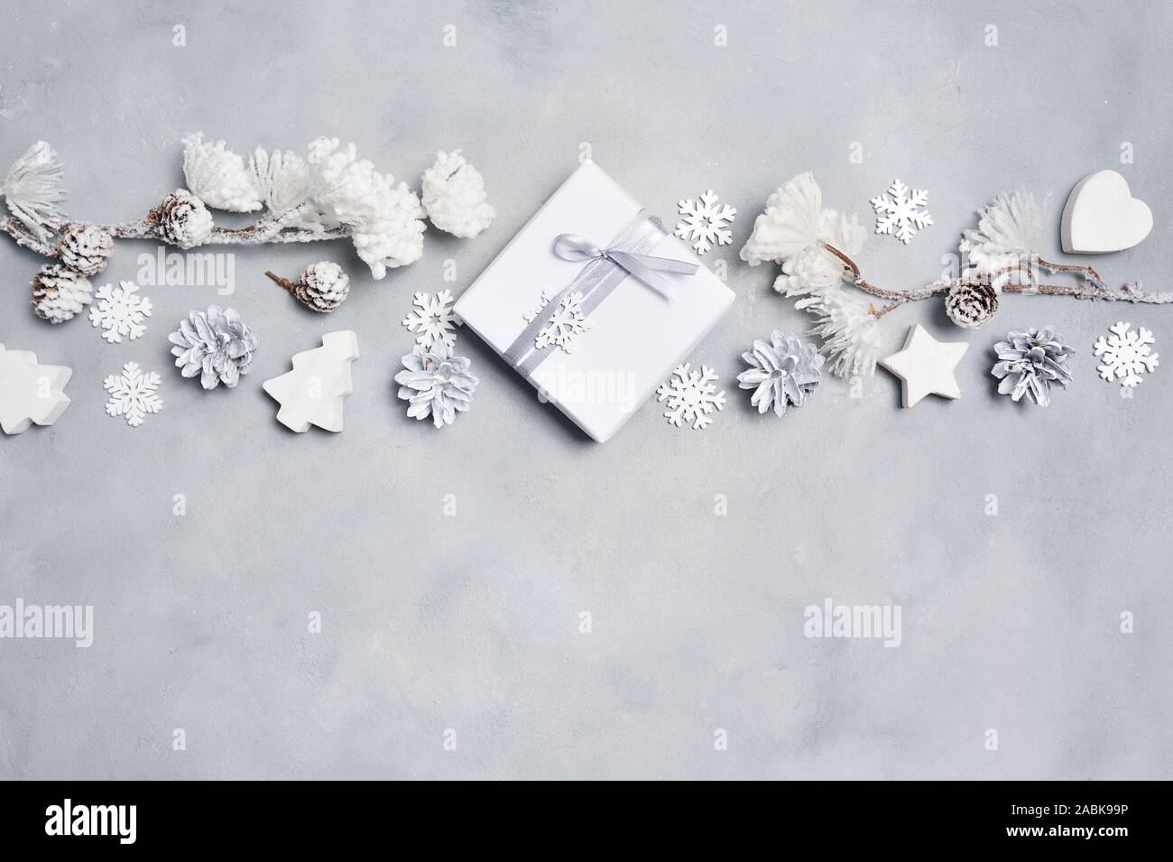 Grenze Design eine weihnachtliche Grußkarte mit Xmas Geschenkverpackung, Kegel, Herz, Schneeflocken mit Platz für Ihren Text. Dekorationen auf ein weißes Holz- Stockfoto