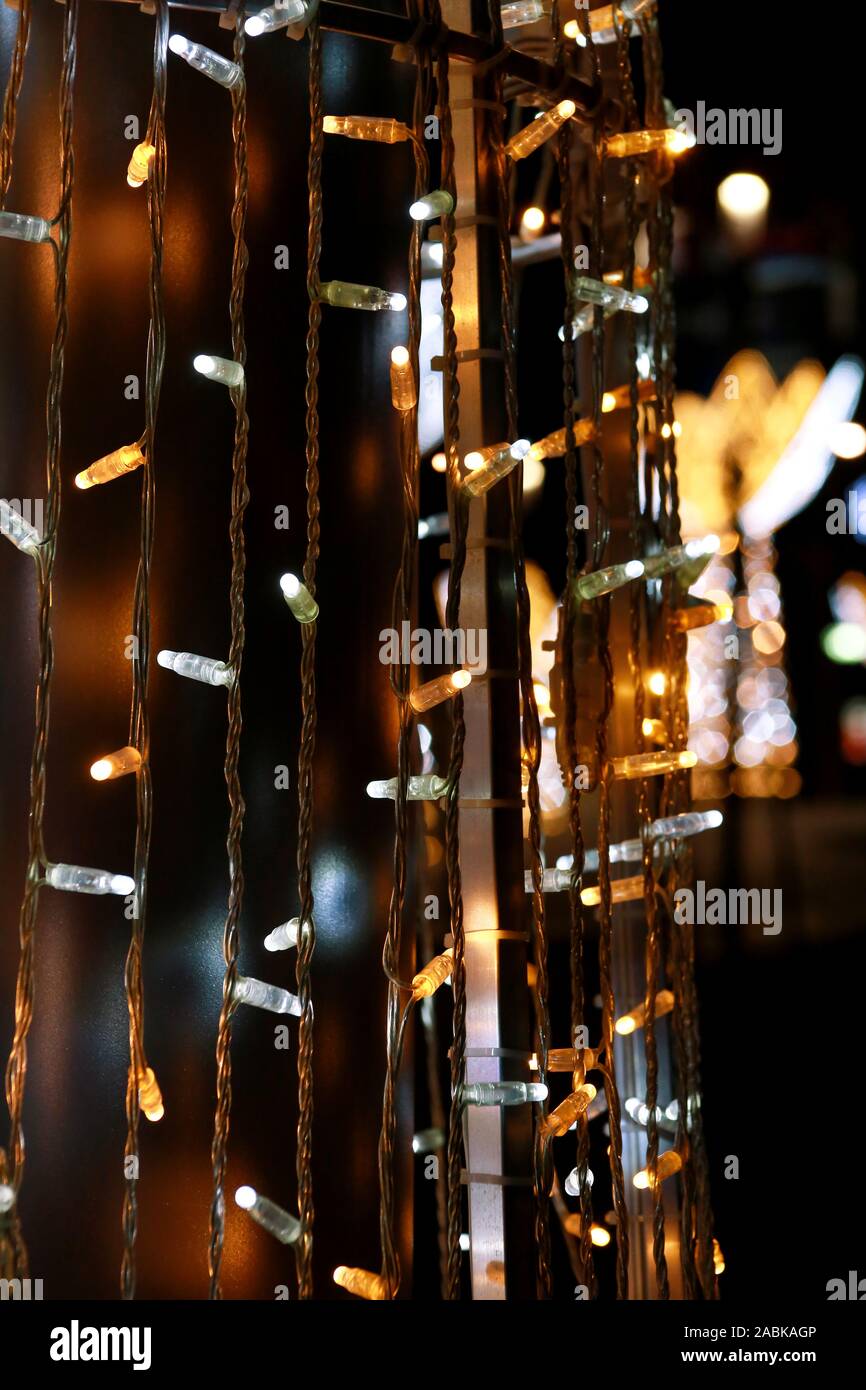 Teil von Weihnachten dekorative Silber, Weiß, Gelb, golden blinkenden Lichtern. Detail des Neuen Jahres und Weihnachtsschmuck, string Reis Glühlampen. Stockfoto