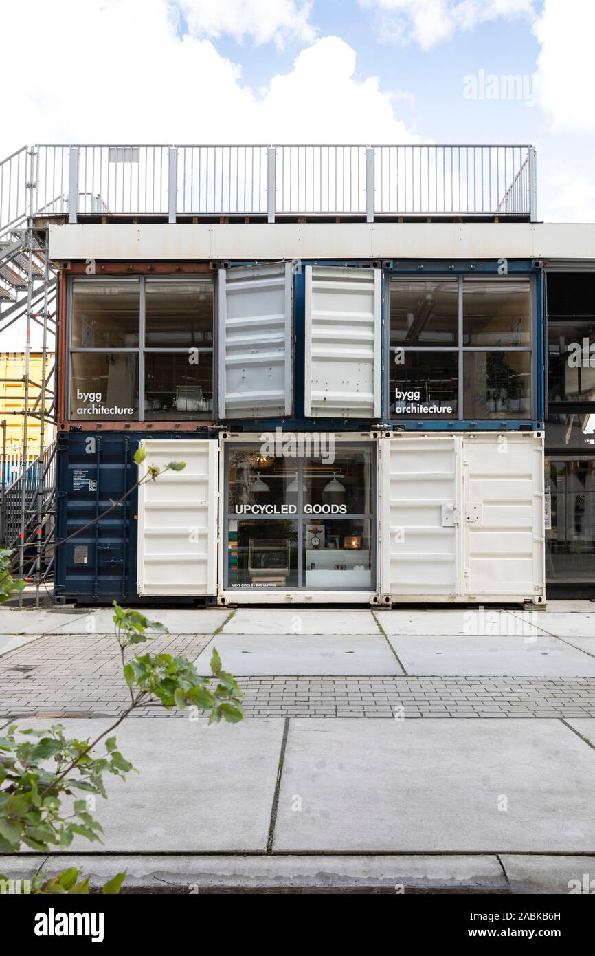 Eindhoven, Niederlande, 4. Mai 2019. Ein Blick auf die Fassade des selbst errichtete temporäre Shipping Container Stadt Plug-in City auf Strijp S auf einem sonnigen Stockfoto