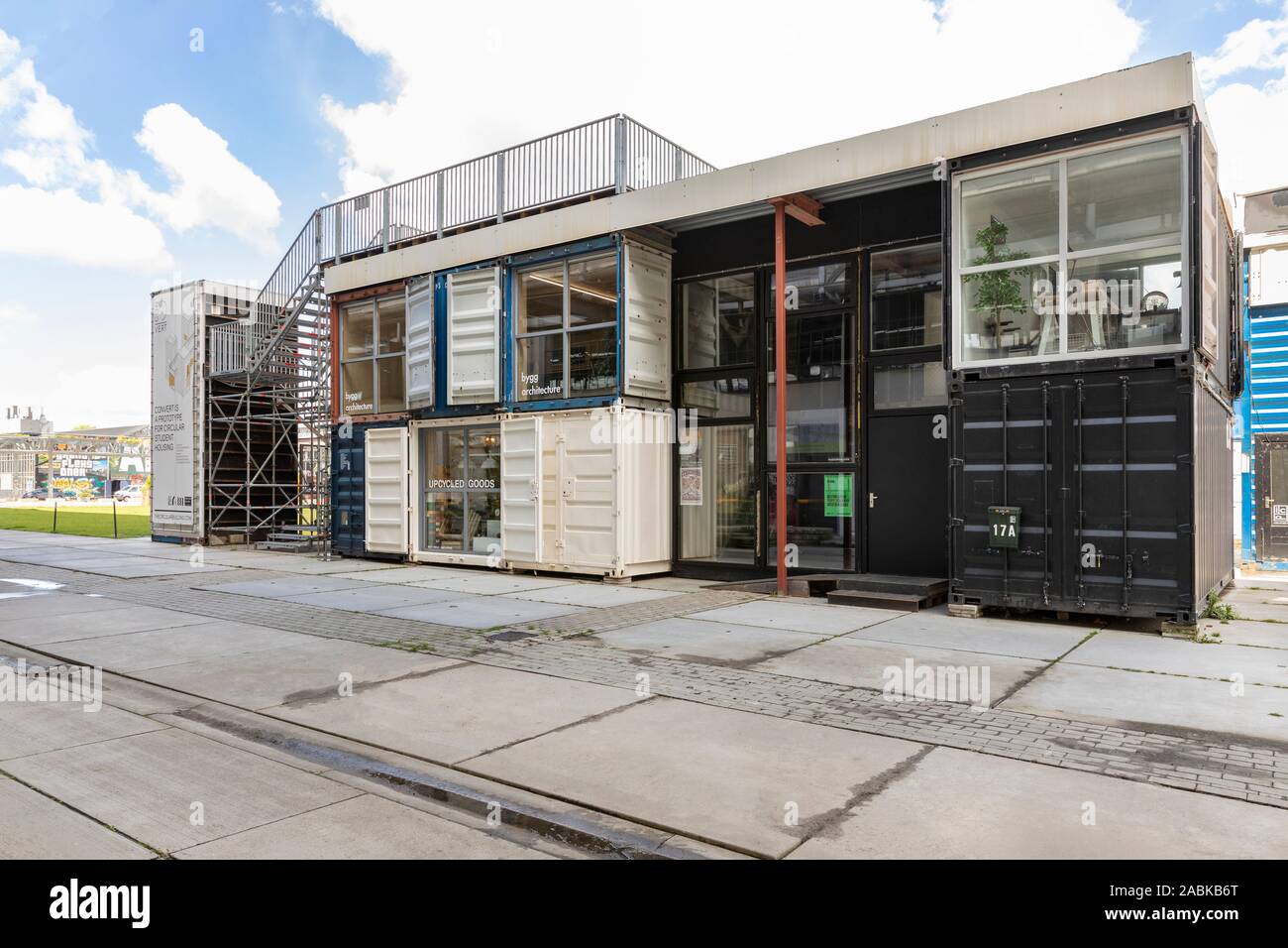 Eindhoven, Niederlande, 4. Mai 2019. Ein Blick auf die Fassade des selbst errichtete temporäre Shipping Container Stadt Plug-in City auf Strijp S mit Desig Stockfoto