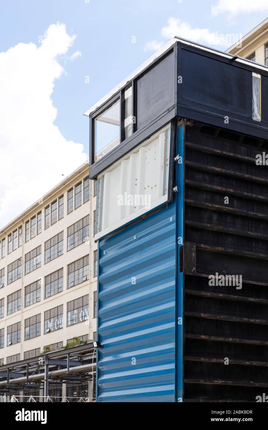 Eindhoven, Niederlande, 4. Mai 2019. Ein Detail blau Versandverpackung an Strijp S mit im Hintergrund die Apparatenfabriek Rundschreiben eco Stockfoto