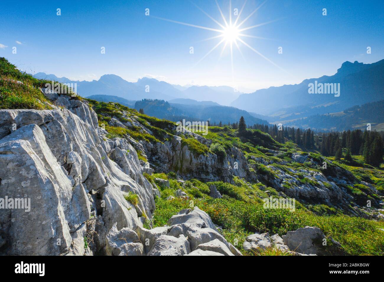 Karst Plateau in der Nähe der Pragel Pass in den Sonnenuntergang. Schwyz, Schweiz Stockfoto