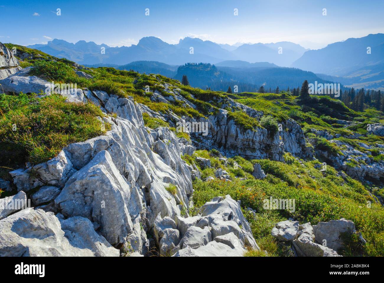 Karst Plateau in der Nähe der Pragel Pass in den Sonnenuntergang. Schwyz, Schweiz Stockfoto