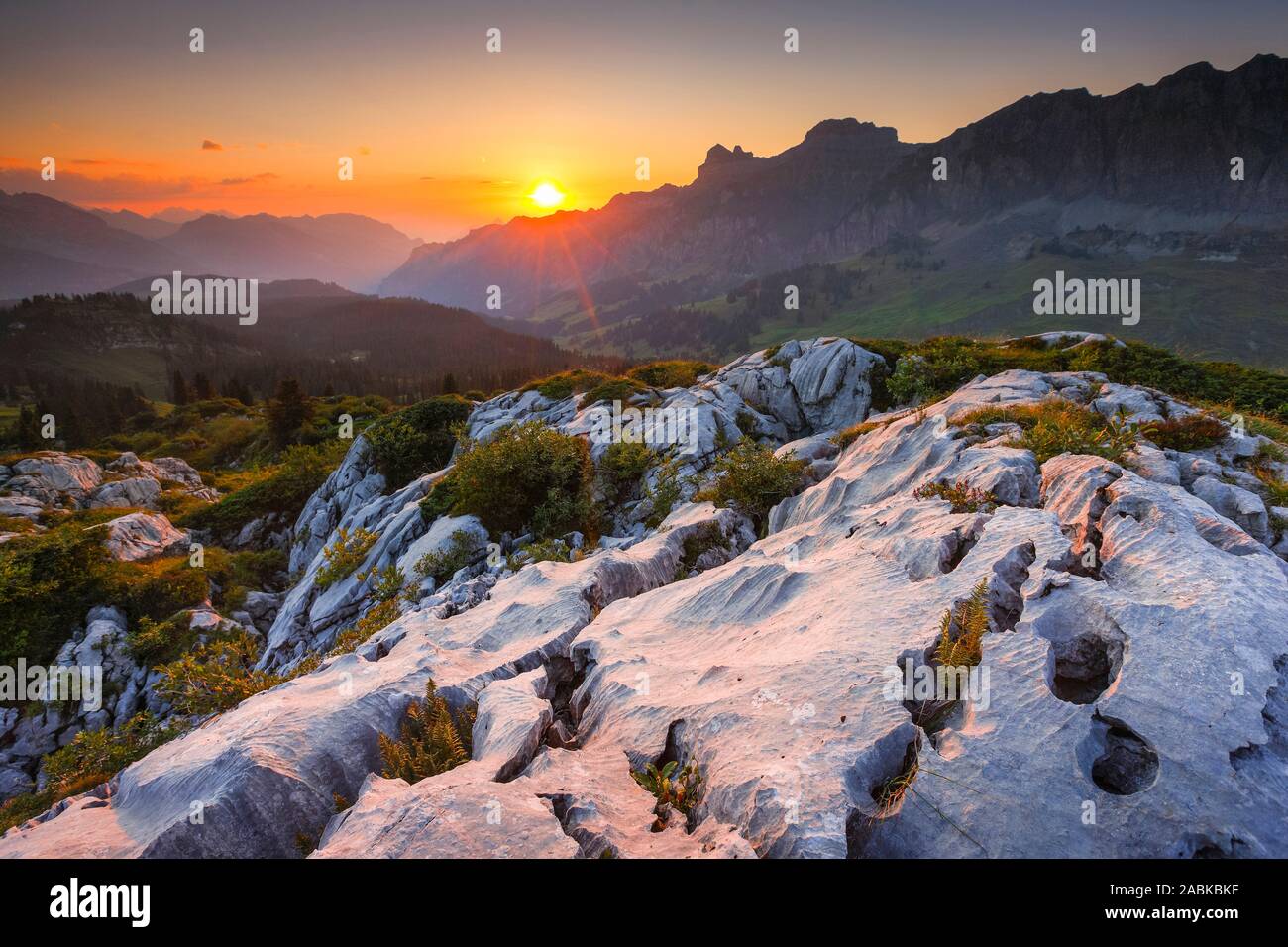 Karst Plateau in der Nähe der Pragel Pass in den Sonnenuntergang. Schwyz, Schweiz Stockfoto