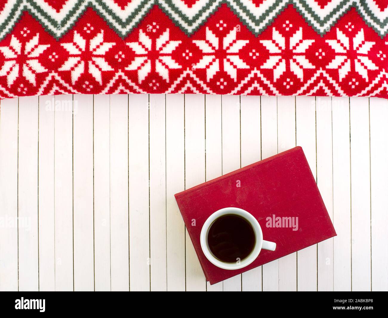 Rote und weiße Tasse Kaffee auf der Vintage White Holz- Hintergrund. Kaltes Wetter und herbstliche Stimmung Stockfoto