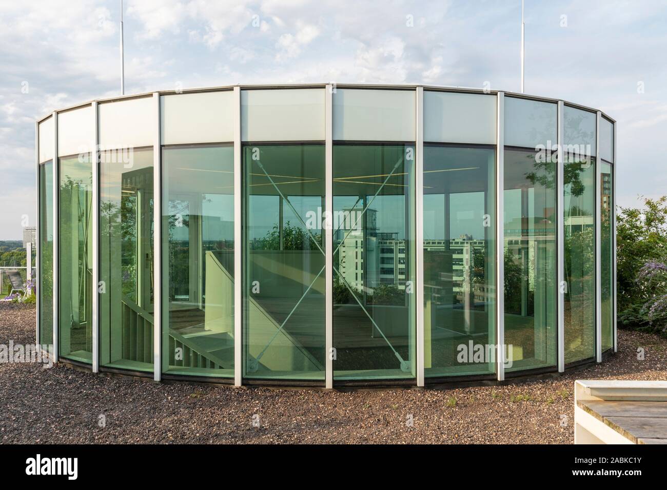Eindhoven, Niederlande, 4. Juni 2019. Blick auf den Zutritt von der Dachterrasse auf Strijp S an einem sonnigen Tag Stockfoto