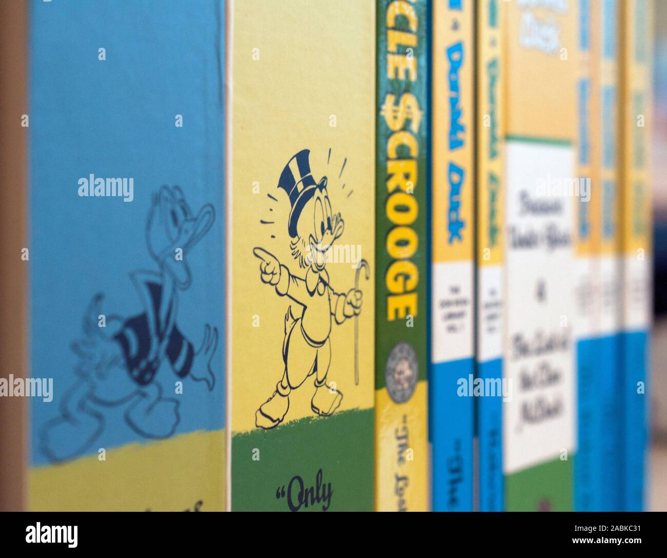 Nahaufnahme einer Sammlung von Don Rosa und Carl Barks comic Arbeiten über Onkel Dagobert Duck und Donald Duck Stockfoto