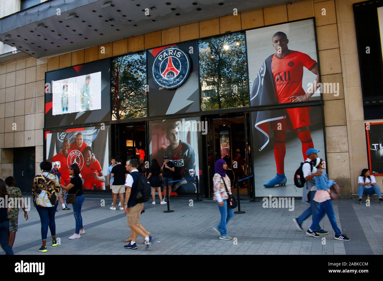 Der offizielle Fanshop des Fussballvereins/Football Club "Paris Saint Germain" u.a. mit dem Portrait von kylian Mbappe Avenue des Champs-Elysees, Stockfoto