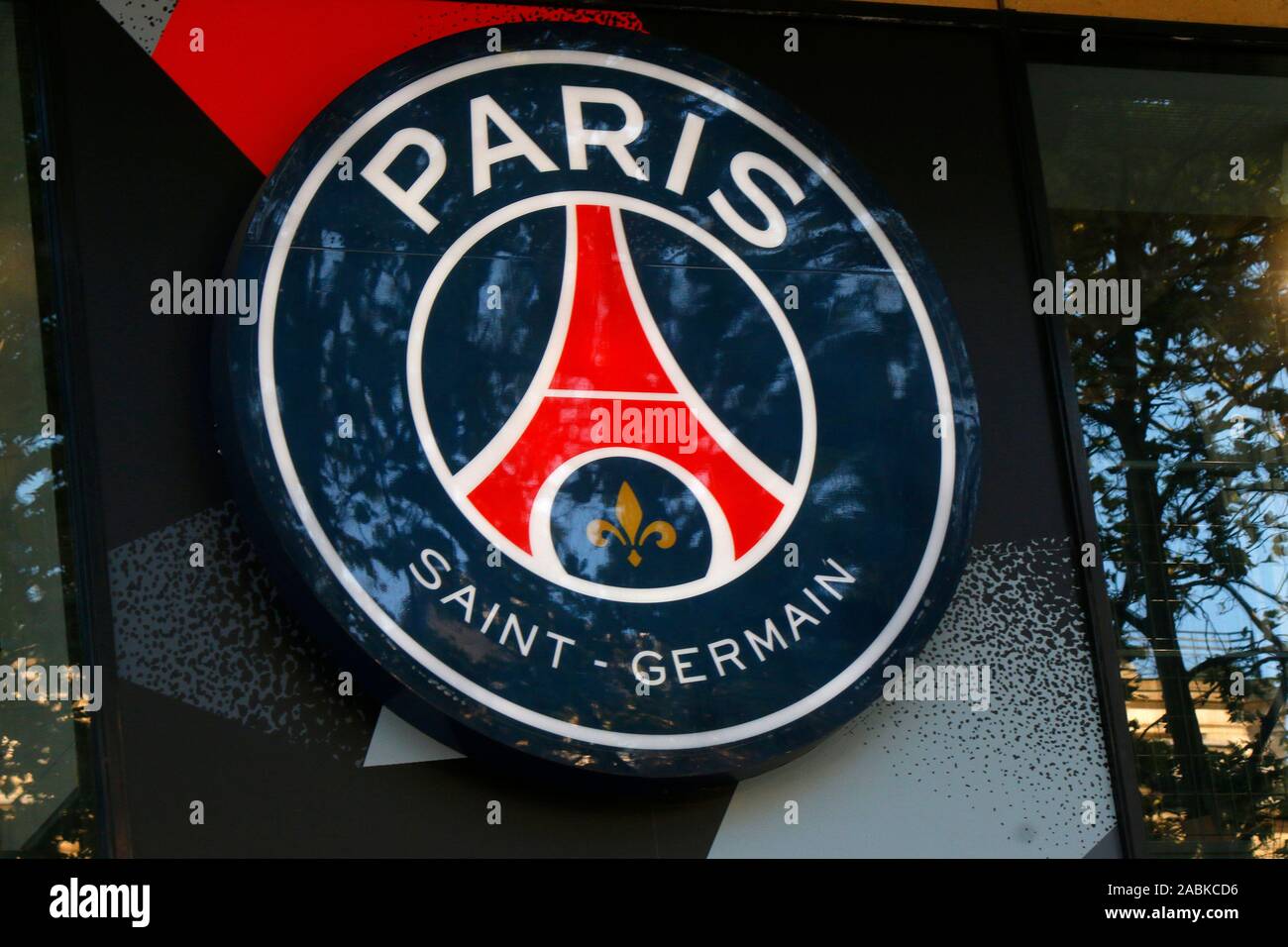 Das Logo des Fussballvereins/das Logo der Fußball-Club "Paris Saint Germain, Paris, Frankreich/Frankreich (nur fuer redaktionelle Verwendung. Kein Stockfoto