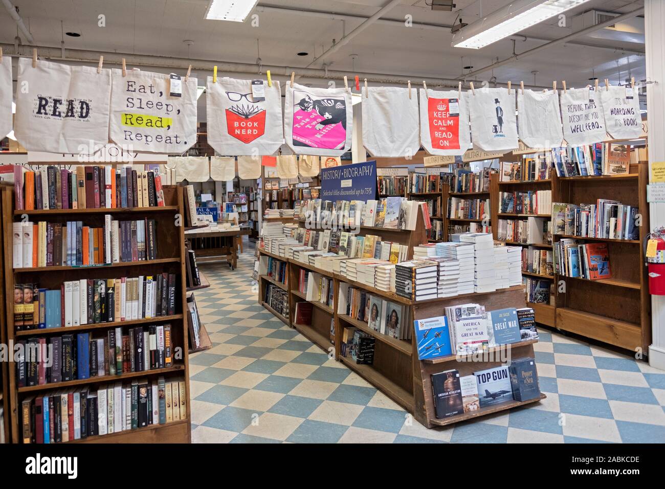 Buchen Sie Taschen für Verkauf unter den Stapel in das Buch Revue, eine neue & gebrauchte Bücher Shop in Huntington, Long Island, New York. Stockfoto