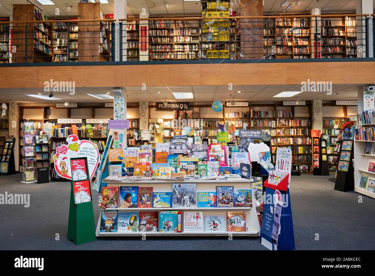 Das Kinderbecken und das Obergeschoss Stacks am Buch Revue, eine neue & gebrauchte Bücher Shop in Huntington, Long Island, New York. Stockfoto