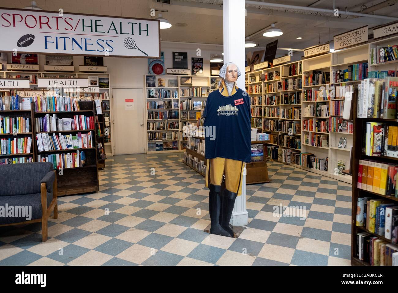 T-Shirts zum Verkauf an das Buch Revue, eine neue & gebrauchte Bücher Shop in Huntington, Long Island, New York. Stockfoto