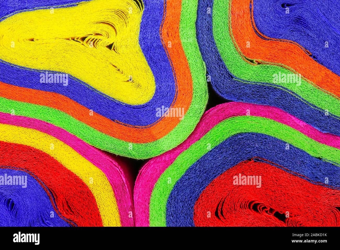 In der Nähe von Spulen von bunten Krepppapier bunting von Rot, Orange, Gelb, Grün, Blau und Pink zu einer abstrakten Hintergrund machen Stockfoto