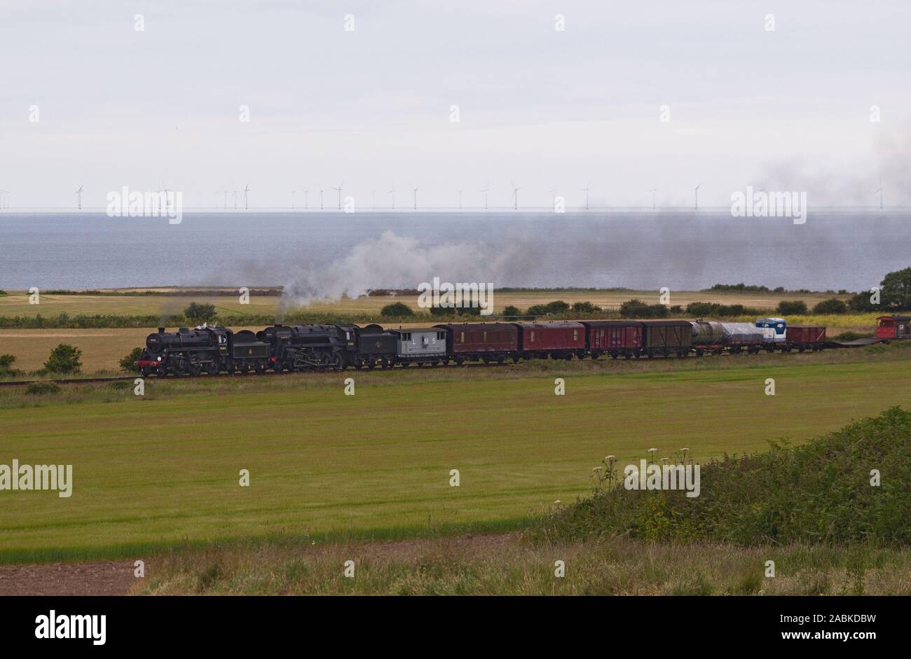 Ein double headed Dampf bespannt gemischten Güterzug, North Norfolk Eisenbahn Stockfoto