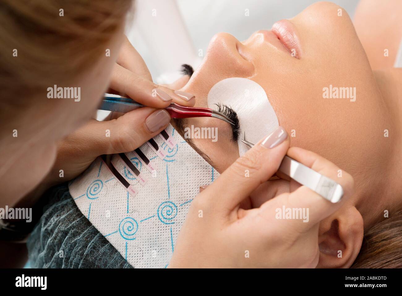 Verfahren der Wimpern Verlängerung im Salon Stockfoto