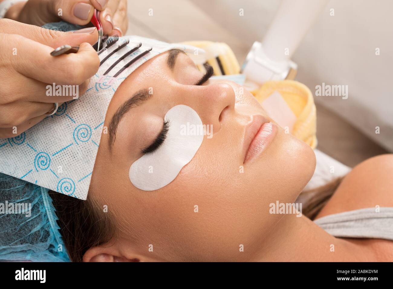 Verfahren der Wimpern Verlängerung im Salon Stockfoto