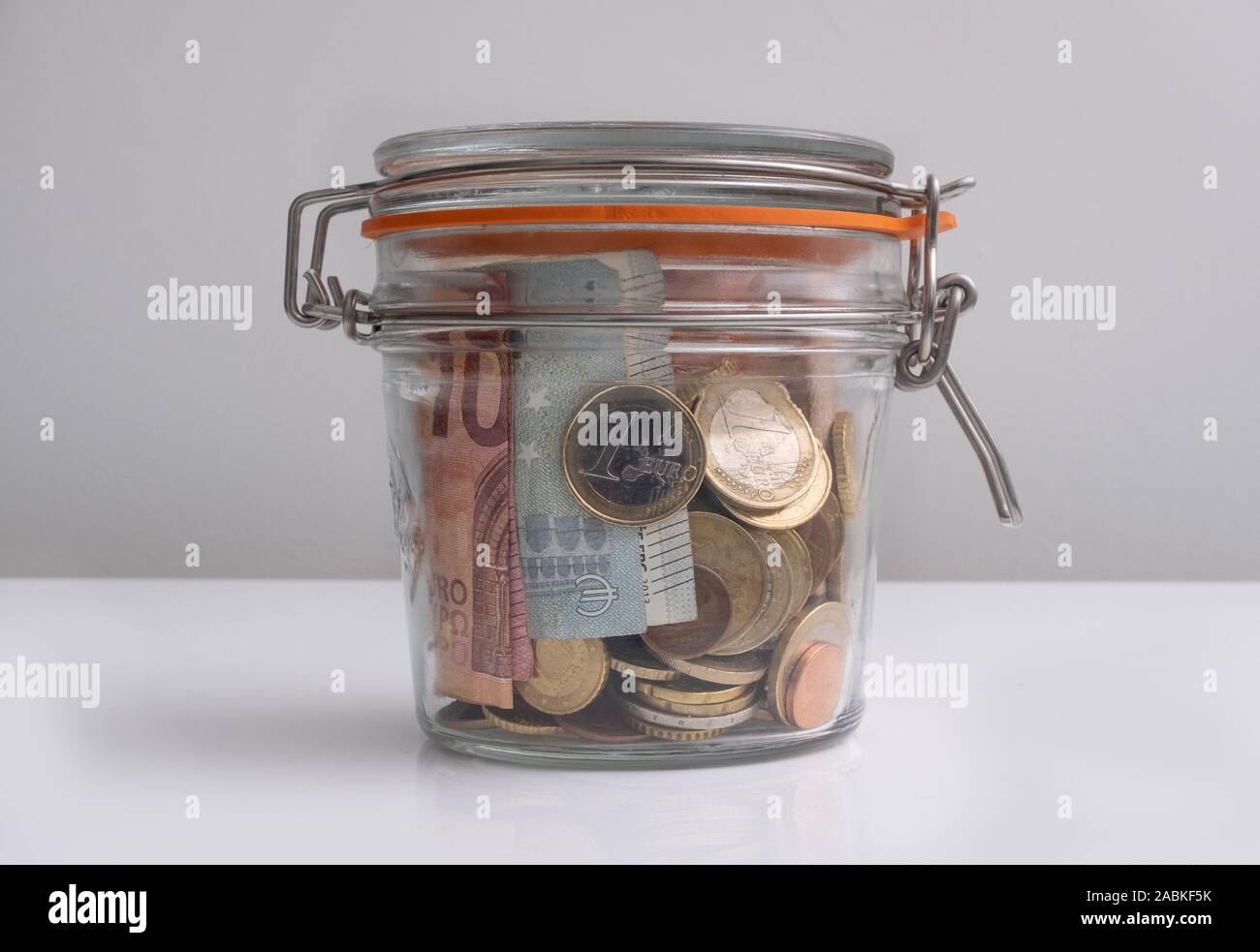 Versiegelte jar von euro Geld, Münzen und Banknoten, Einsparungen Konzept Stockfoto