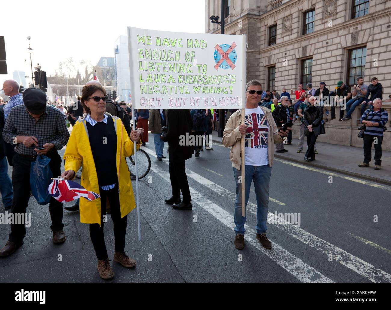 Demonstranten mit Spruchbändern, auf das Parlament demonstrieren Grün vor der Verzögerung zu Brexit, an dem Tag, an dem das Vereinigte Königreich sollte die EU verlassen haben Stockfoto