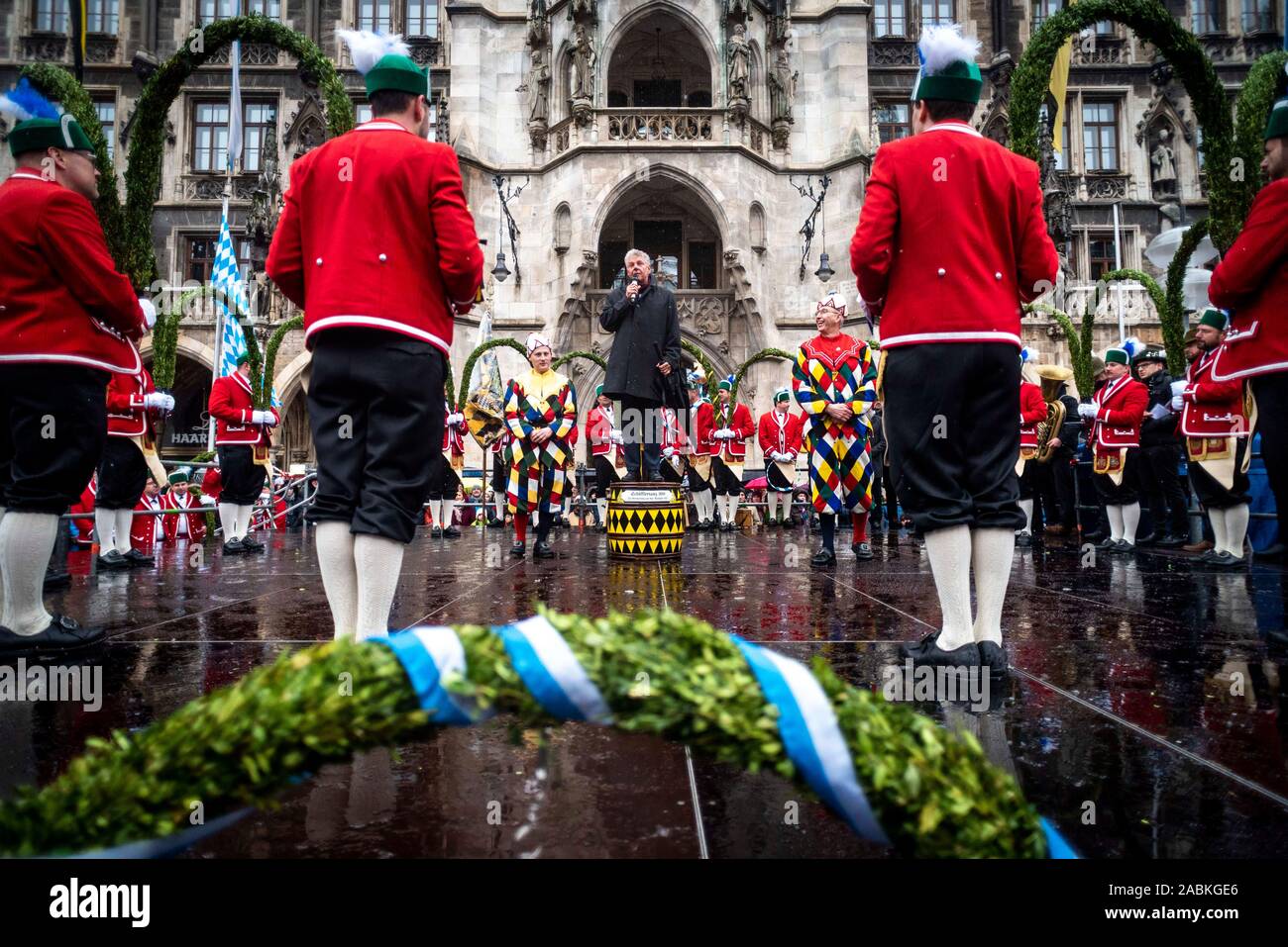 Münchens Oberbürgermeister Dieter Reiter begrüßt die Schäffler am Sonntag, 6. Januar auf dem Marienplatz in München (Oberbayern). [Automatisierte Übersetzung] Stockfoto