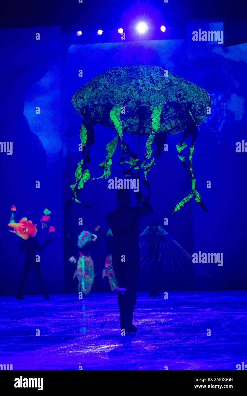 Eiskunstläufer Tanz an der Holiday On Ice Show am Freitag, 4. Januar 2019 in der Olympiahalle in München. [Automatisierte Übersetzung] Stockfoto