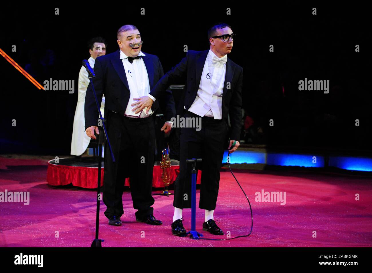 Die "Terza Familie" während einer Leistung im Circus Krone in München. [Automatisierte Übersetzung] Stockfoto