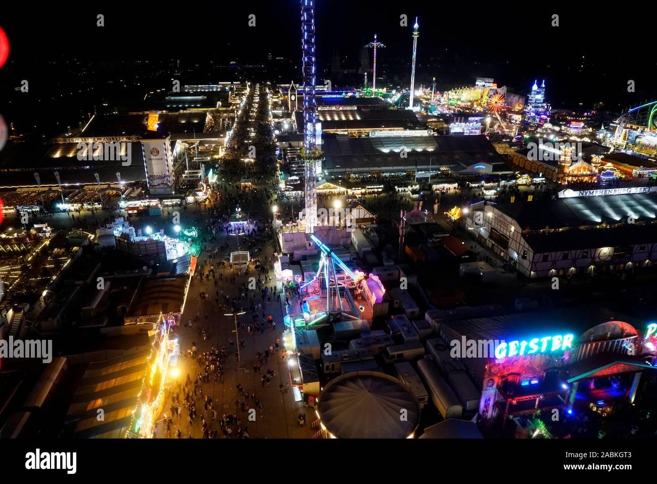 Blick vom Riesenrad auf dem Oktoberfest bei Nacht auf der Theresienwiese in München. [Automatisierte Übersetzung] Stockfoto