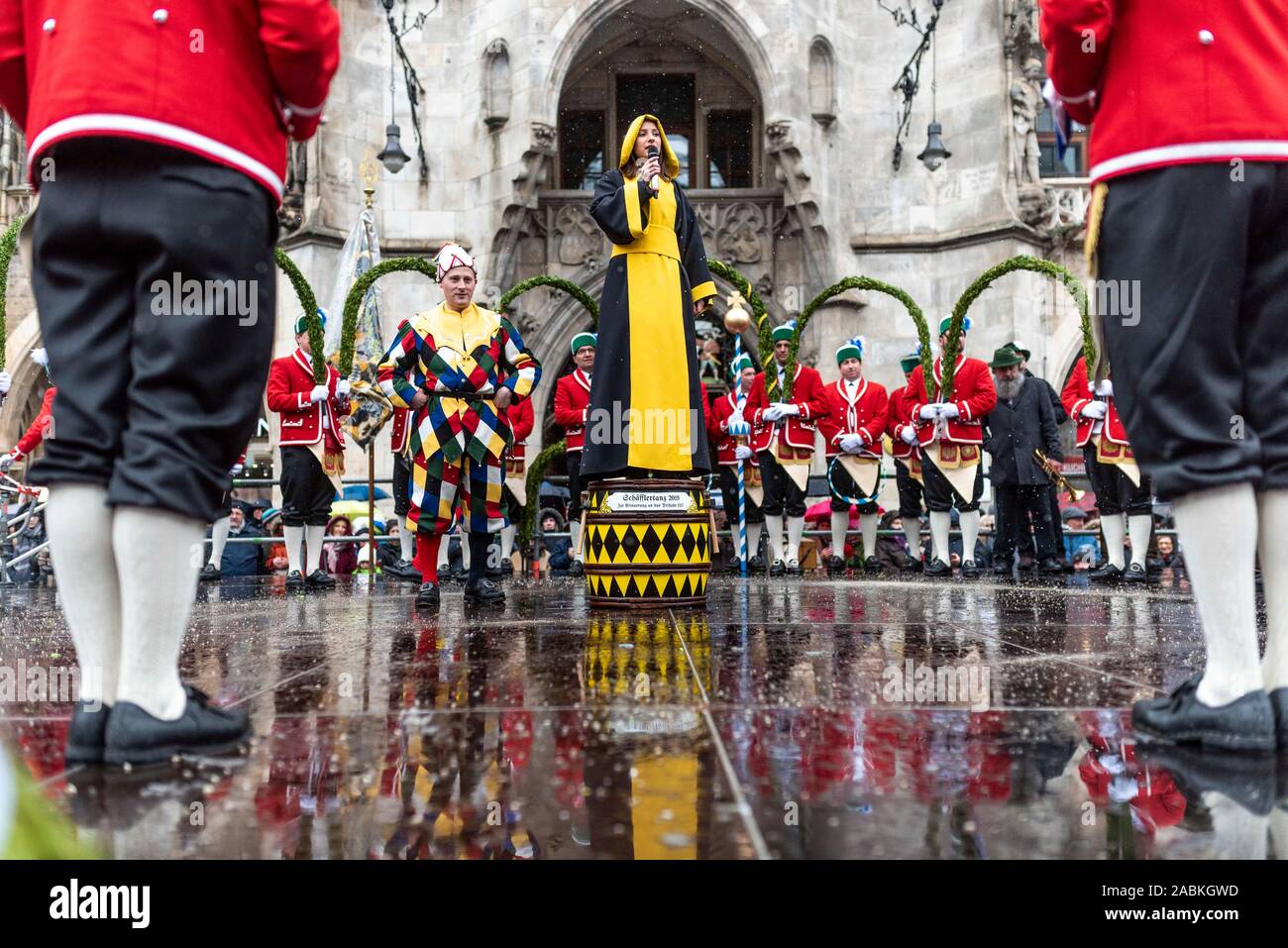 Am Sonntag, den 6. Januar, Münchner Kindl erläutern die Tradition der Schäfflertanz am Marienplatz in München (Oberbayern). [Automatisierte Übersetzung] Stockfoto