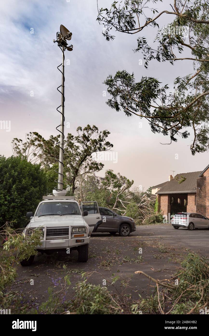 Sydney Aust Nov 26 2019: ein TV-Übertragungswagen sendet aus einer Kirche Parkplatz nach einem massiven Sturm, der durch die nördliche Sydney riss Stockfoto