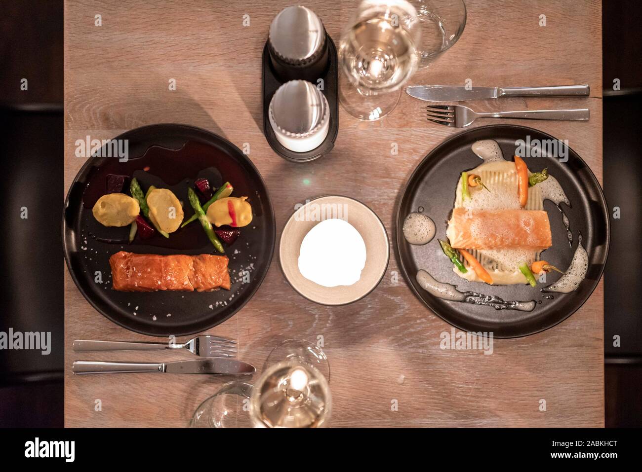 Auf der linken Seite das Gericht "heiß geräuchert Kungsholmen' und 'Frøya 43°' in der Lax-Bar in München. Diese sind ein Stück Lachs direkt über dem Feuer mit rote Beete gekocht, Kartoffeln, mariniert mit Dijon Senf und grünem Spargel und ein warmes Stück Lachs mit einer Kerntemperatur von 43°Celsius. Eine Kartoffel Trüffel Musselin, klassifiziert, Spargel und Möhren mit weißem Trüffel Schaumstoff sind als Beilage serviert. [Automatisierte Übersetzung] Stockfoto