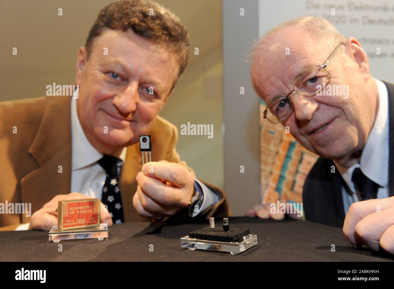 Generaldirektor Wolfgang M. Heckl (li.) und Dr. Hans Joachim Schulze von der Infineon Entwicklungsabteilung mit eine der ersten funktionierenden Transistoren im Deutschen Museum in München. Die historische Darlehen des Unternehmens Infineon mit der Nummer 9 kam 1952 in einer Streichholzschachtel aus den USA nach Deutschland. [Automatisierte Übersetzung] Stockfoto