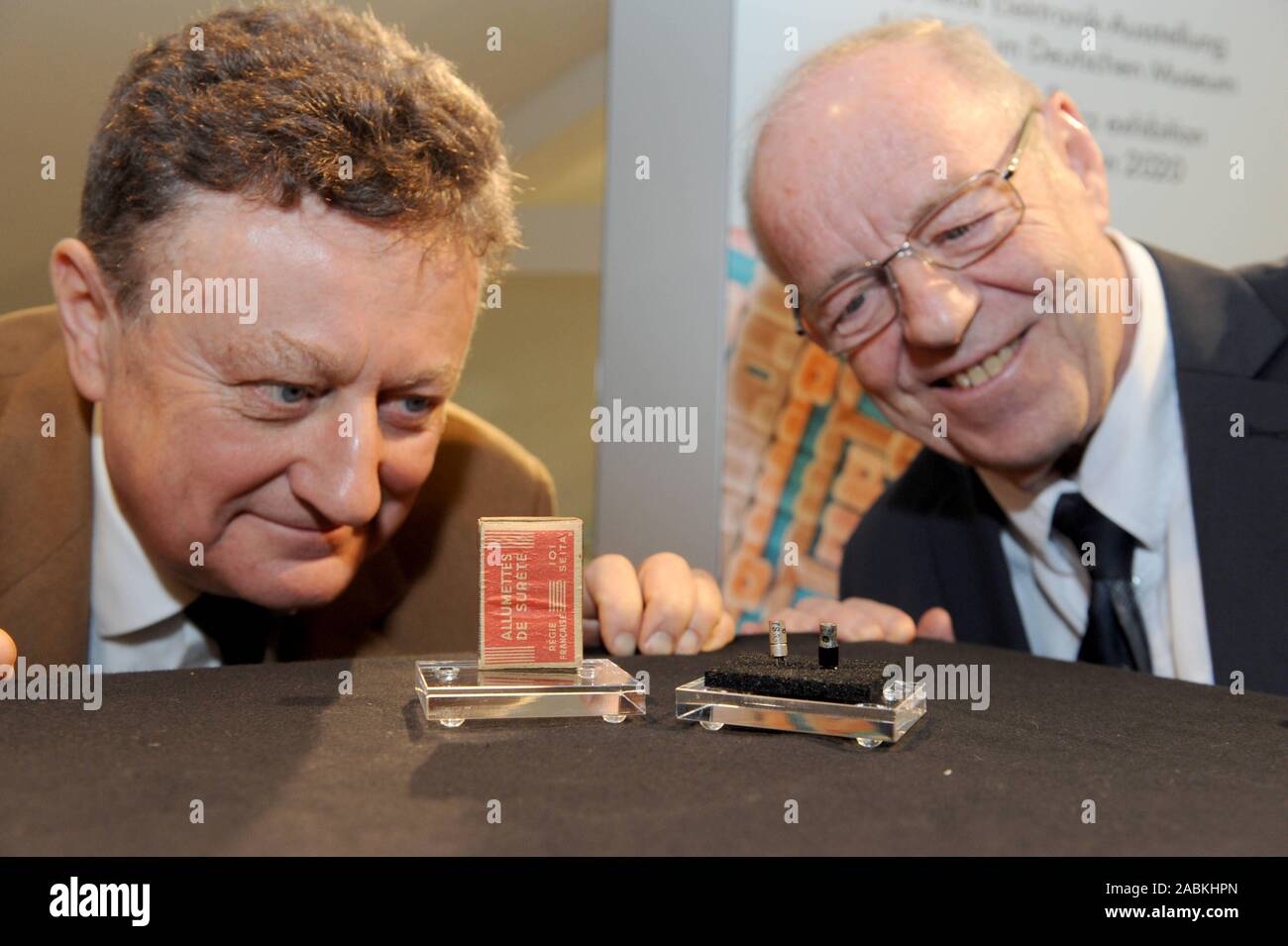 Generaldirektor Wolfgang M. Heckl (li.) und Dr. Hans Joachim Schulze von der Infineon Entwicklungsabteilung mit eine der ersten funktionierenden Transistoren im Deutschen Museum in München. Die historische Darlehen des Unternehmens Infineon mit der Nummer 9 kam 1952 in einer Streichholzschachtel aus den USA nach Deutschland. [Automatisierte Übersetzung] Stockfoto