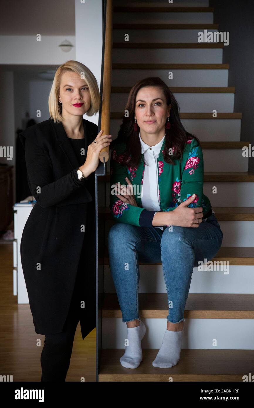 Die Schwestern Laura Sophie Dornheim (blond) und Magdalena Rogl (BRÜNETT) in doppelte Portrait. Dornheim ist Sprecherin für die tech Start-up der Chancengleichheit. Magdalena Rogl leitet die digitale Kommunikation bei Microsoft. [Automatisierte Übersetzung] Stockfoto