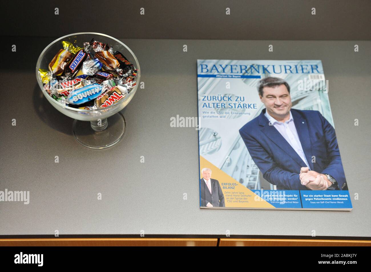 Süßigkeiten und eine Bayerische Kurier in das Amt des Parteivorsitzenden und Bayerischen Ministerpräsidenten Markus Söder in der CSU-Parteizentrale in der Mies-van-der-Rohe-Preis Ring 1 in München. [Automatisierte Übersetzung] Stockfoto