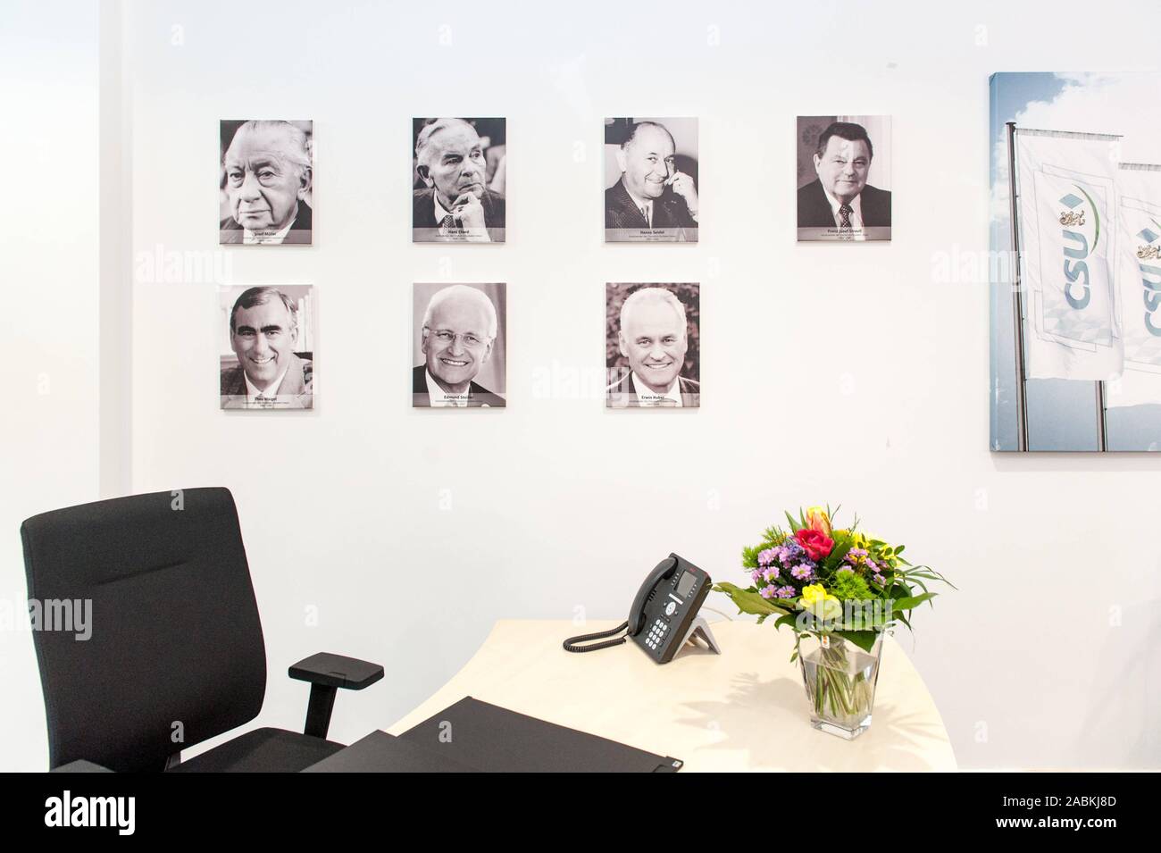 Schreibtisch von Markus Söder, Ministerpräsident des Freistaates Bayern und neu gewählten CSU-Chef, in sein neues Amt in der CSU-Parteizentrale in der Mies-van-der-Rohe-Preis Ring 1 in München. An der Wand die Porträts seiner Vorgänger hängen, nur Horst Seehofer fehlt noch. [Automatisierte Übersetzung] Stockfoto
