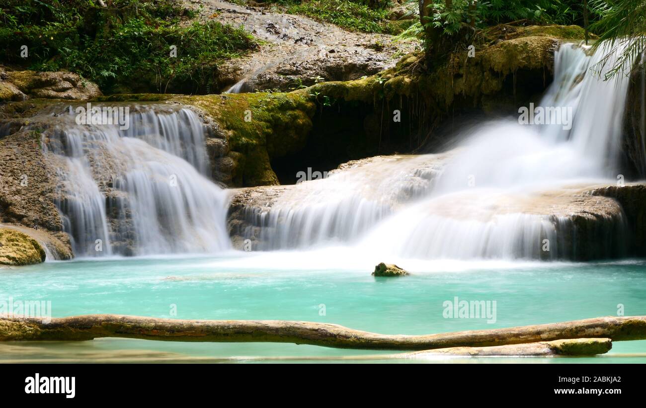 Eine schöne Felsformation mit einem kleinen See innerhalb der Kuang Si Wasserfälle in Luang Prabang, Laos Stockfoto