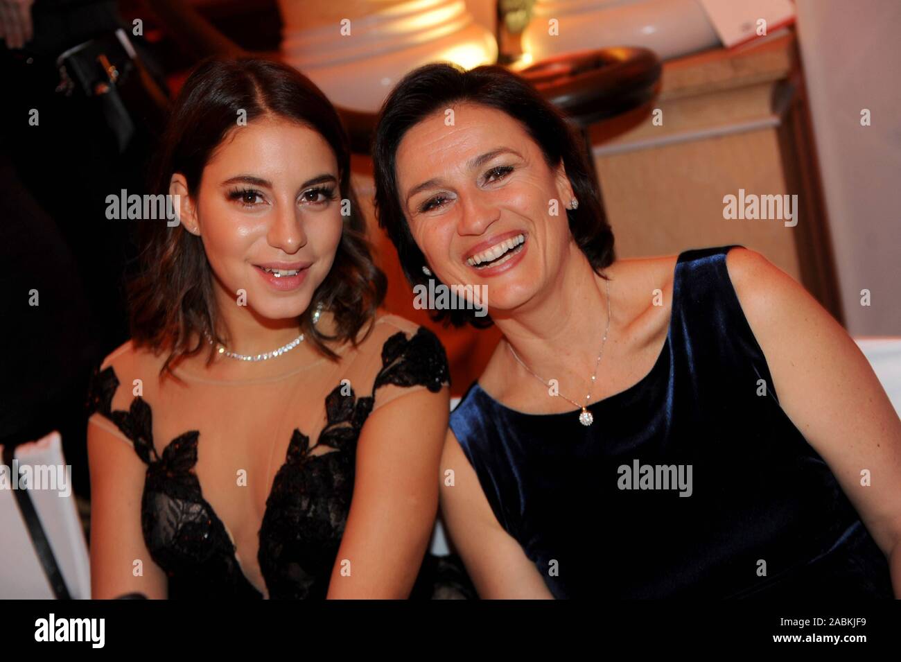 Sandra Maischberger (r.) auf der 46. Deutschen Filmball im Hotel Bayerischer Hof in München. [Automatisierte Übersetzung] Stockfoto