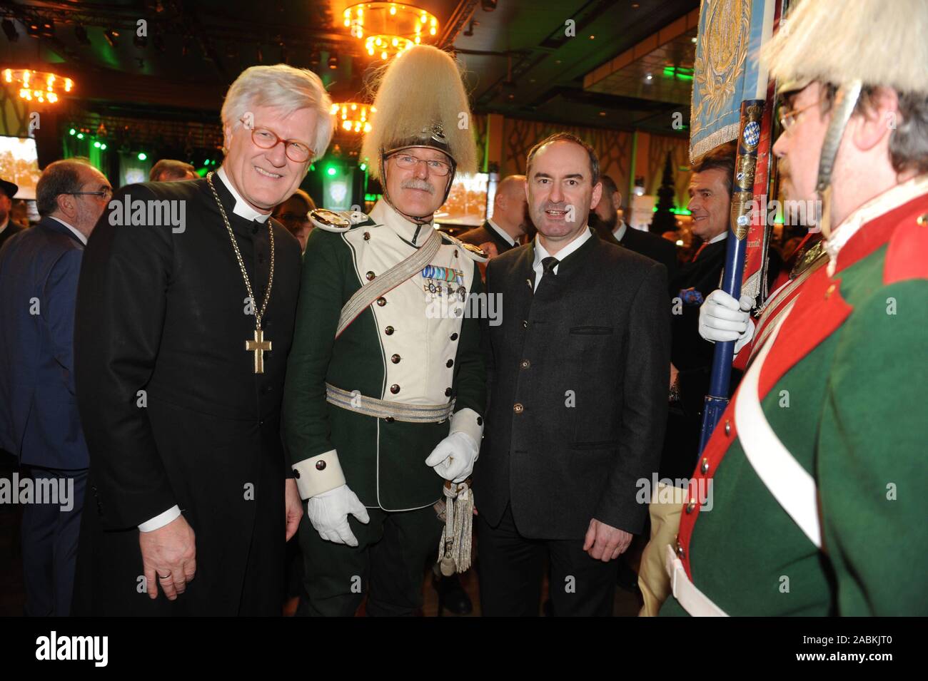 Der evangelische Landesbischof und Schirmherr Heinrich Bedford-Strohm (li.) mit Wirtschaftsminister Hubert Aiwanger am 70. jährlichen Empfang der Bayerischen Jagd Association (BJV) im Paulaner Festsaal am Nockherberg. [Automatisierte Übersetzung] Stockfoto